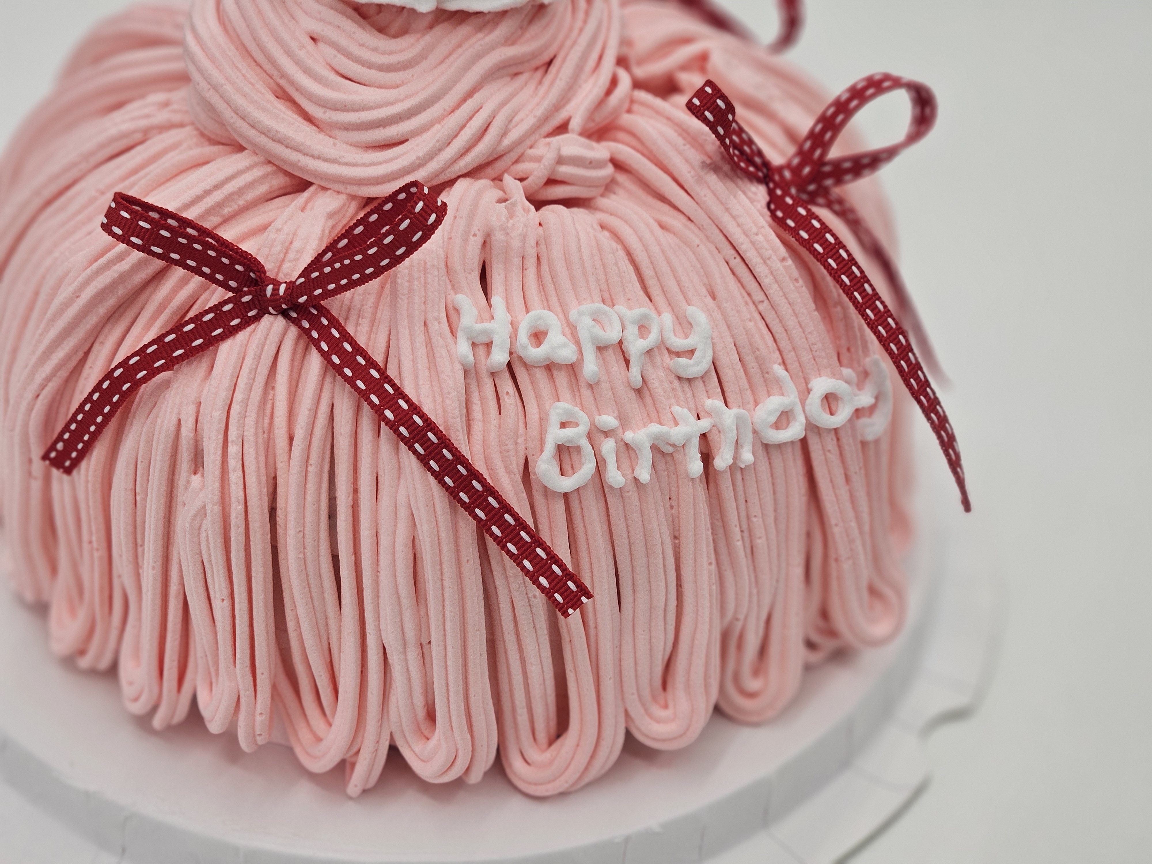 케이크 처음 만들어봤는데 제가 이런 결과물을 만들 줄 몰랐어요🎂